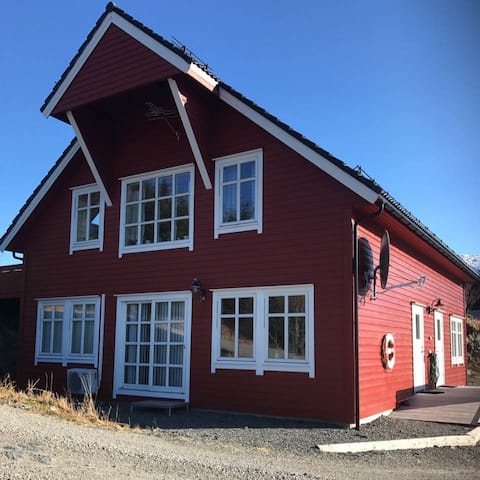 Apartment with sea-view in Eikeset Havbu