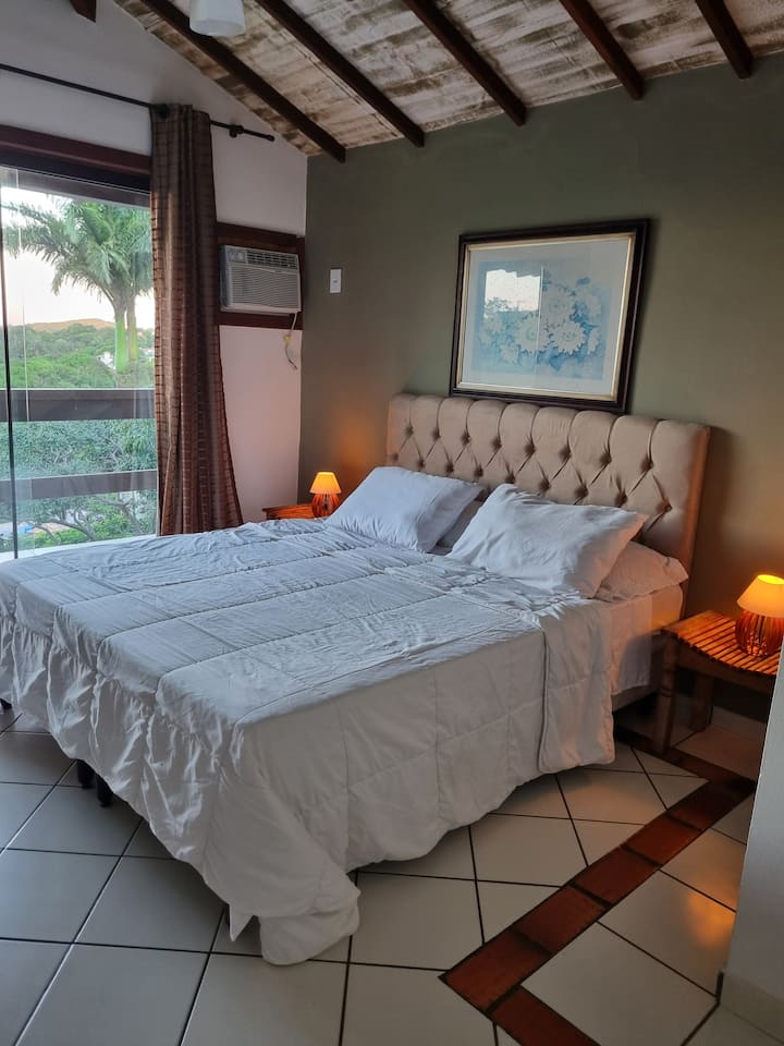 ¡Habitación en suite con balcón y vistas al mar!
 Baño con ducha y calentador de agua.
Aire acondicionado y ventilador de techo.
¡Cama tamaño queen!