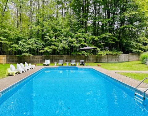 Heated Pool • Private • 4 Min to Woodstock