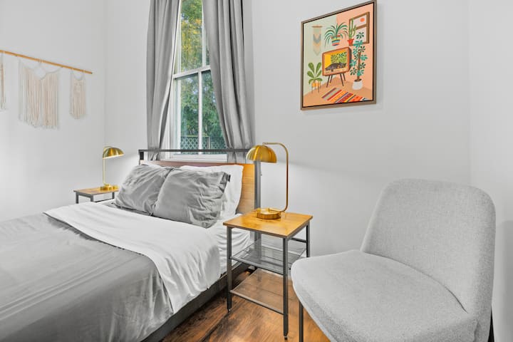 Home in Savannah · 4 bedrooms · 5 beds · 2 private baths — photo 5