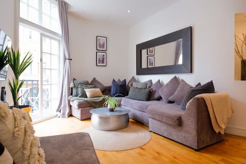 Top performing Airbnb: Special Balconied Apartment - central Park Row in City Centre