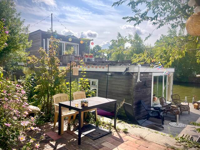 Space&privacy in the city! Fire place, big garden gallery image 5