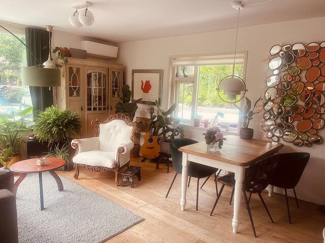 Space&privacy in the city! Fire place, big garden gallery image 4