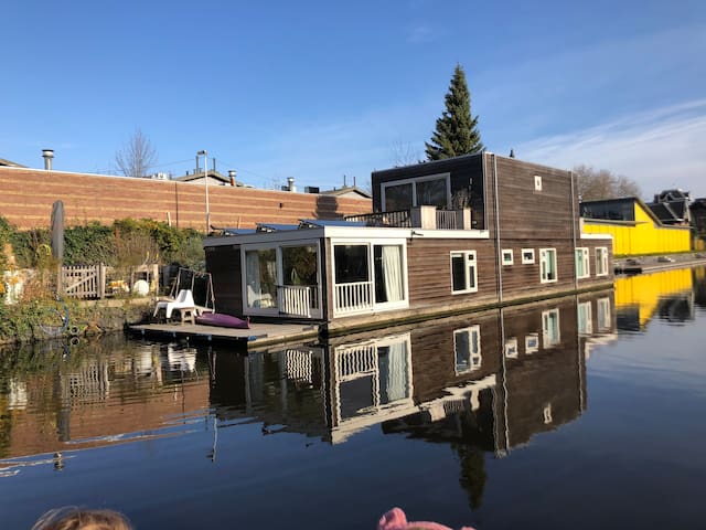 Space&privacy in the city! Fire place, big garden