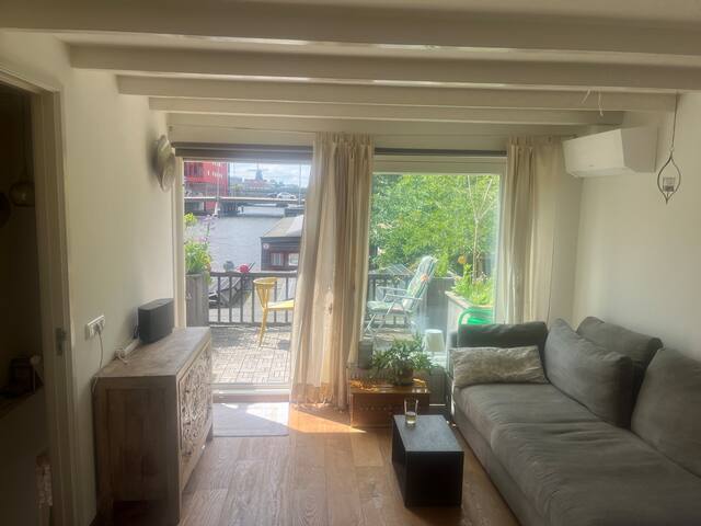 Space&privacy in the city! Fire place, big garden gallery image 3