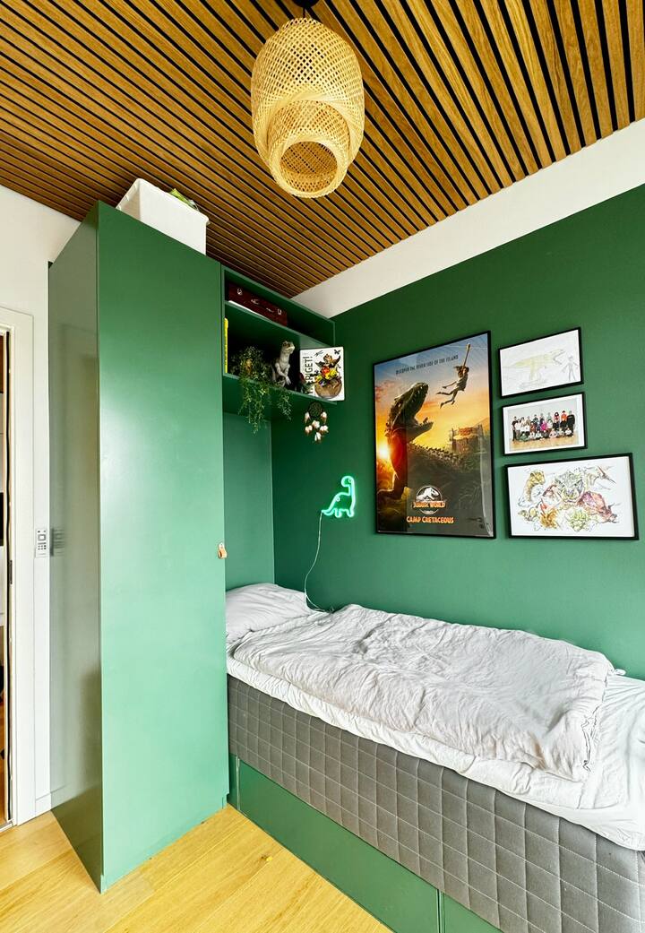 Სურათზე მხოლოდ ერთი საწოლია, მაგრამ მის გვერდით ორადგილიანი საწოლი მოთავსდება ორადგილიანი მატრასით.