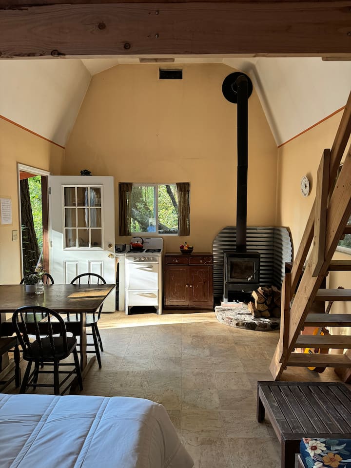 Redwoods Bend: Pumpkin Cottage