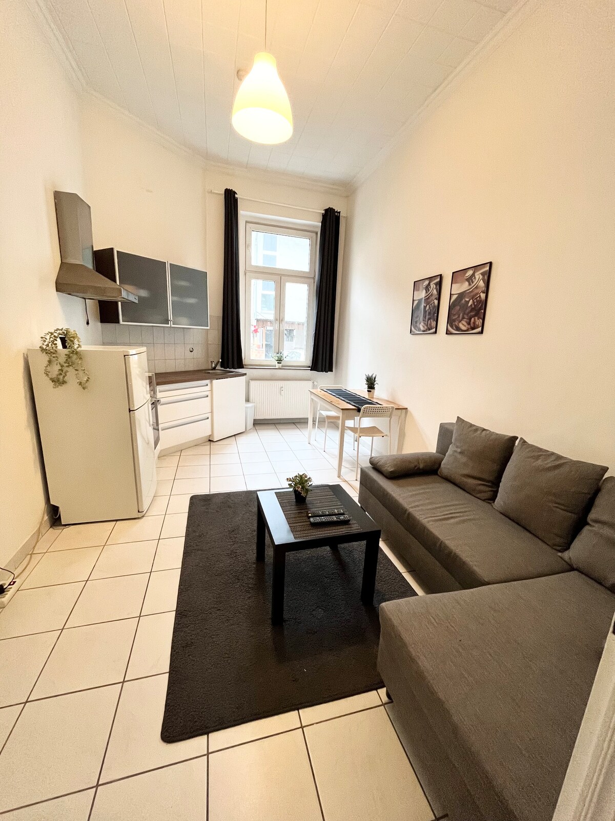 厨房-客厅、沙发床、餐桌、厨房