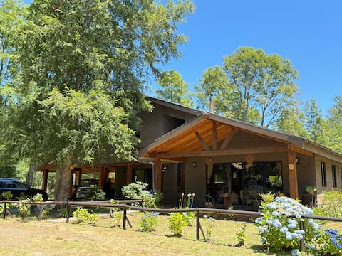 House with a swimming pool and huge spaces in Pucón!