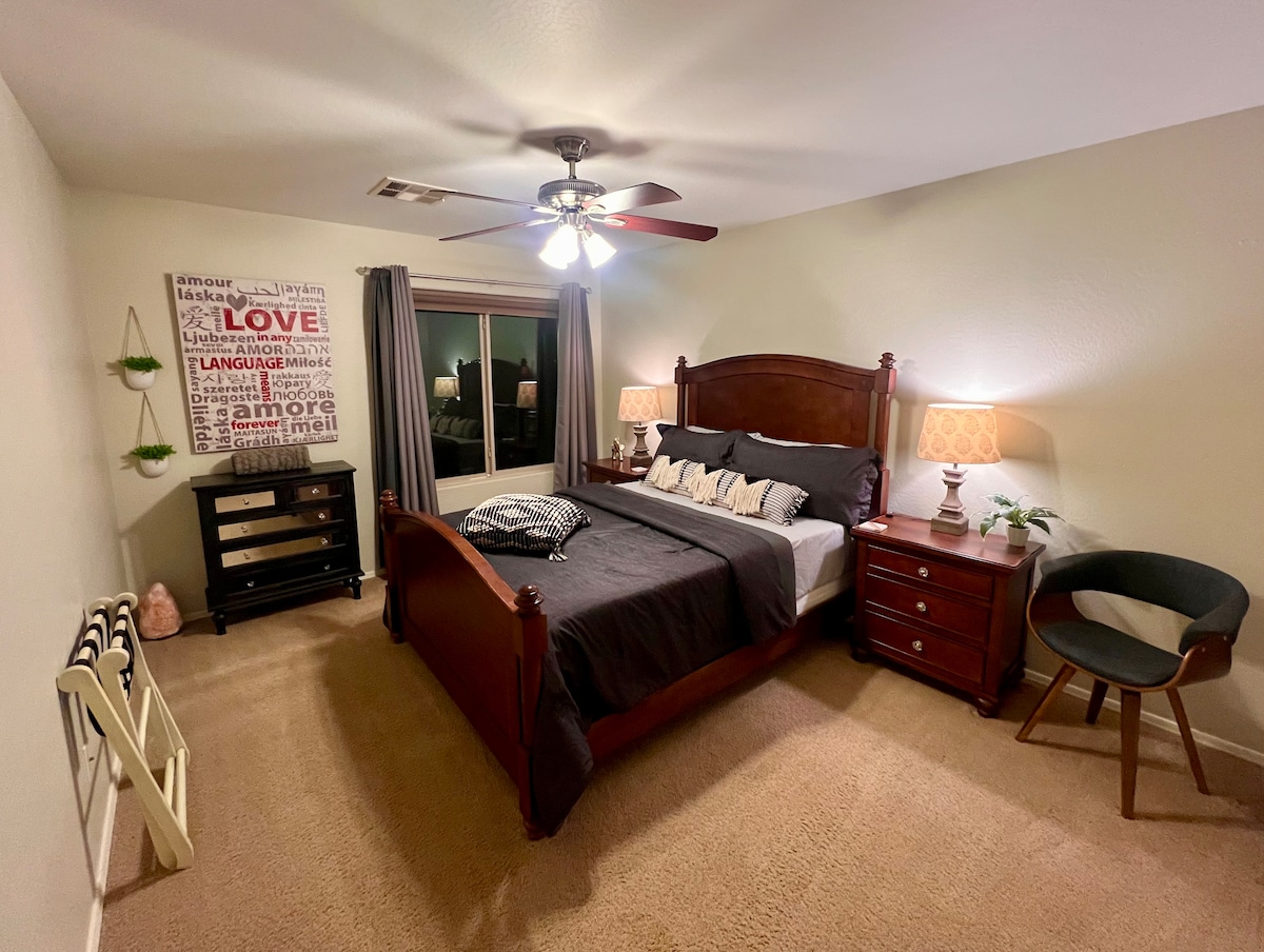 Deze ruime, gastvrije kamer heeft een comfortabel queensize bed, twee nachtkastjes met in totaal zes laden, een klein dressoir en een grote kast. De kast bevat ook bad-, hand- en gezichtshanddoeken en een extra badmat. 
Slaapkamerdeur heeft privacy slot.