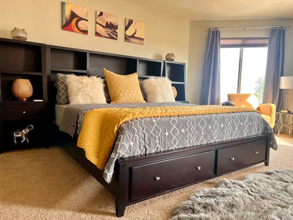 Het supercomfortabele kingsize bed in de zeer grote mastersuite. 

De grote slaapkamer is verbonden met zowel het grote bad als een enorm privédek met een prachtig uitzicht.  Dit is een prachtige ruimte! 