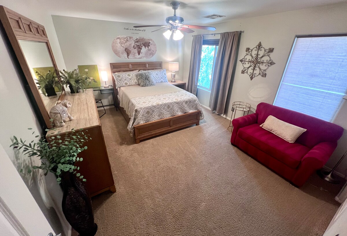 Deze zeer grote slaapkamer heeft een queensize bed, een uitschuifbaar eenpersoonsbed, royale kast, een box/wieg en een groot dressoir, een speciaal bureau en een stoel met een oplaadlamp.  Alle slaapkamers hebben privacysloten.

