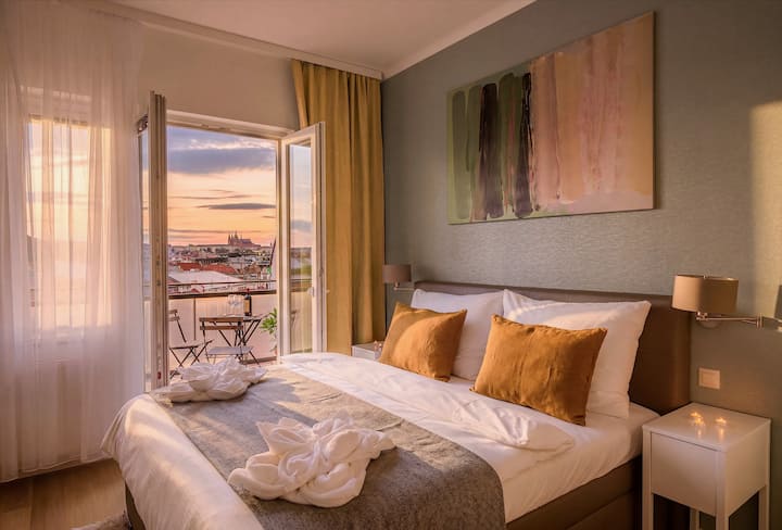 Imagine seeing a Prague Castle straight out of the bed. It is especially spectacular during the dawn and dusk when the castle first appears in the morning light and then later fades into the darkness.