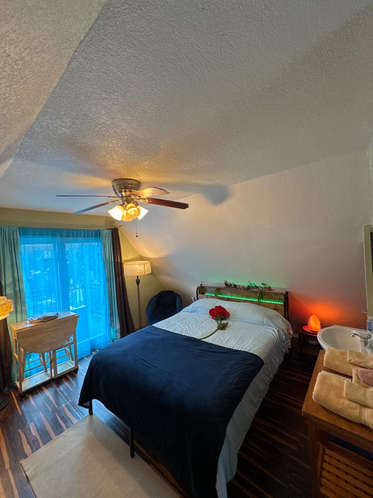 เราชอบที่นอนอเมริกันสตาร์ดีแลนเตียงขนาดควีนไซส์มากจนฉันรู้ชื่อที่นอนจริงๆ …. สะดวกสบายมากไม่นุ่มไม่แน่นเกินไปพอดี และหัวเตียงที่มีมนต์ขลังมีไฟมหัศจรรย์และปลั๊กชาร์จ