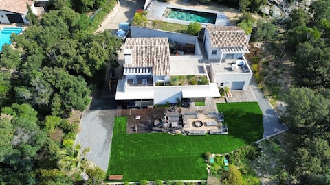 Contemporary villa with panoramic views of the sea