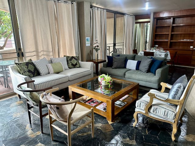 FreeAirportTransfer to Picturesque Central House