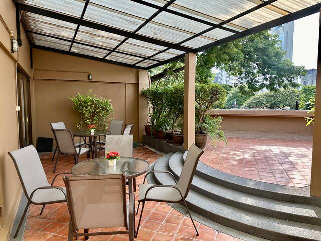 FreeAirportTransfer to Picturesque Central House gallery image 2