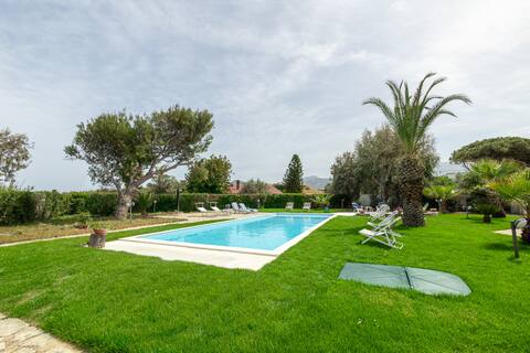 2-Apartment with swimming pool facing the sea