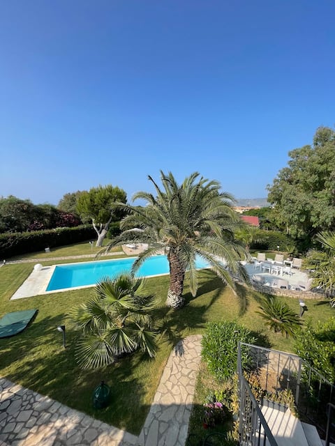2-Apartment with swimming pool facing the sea