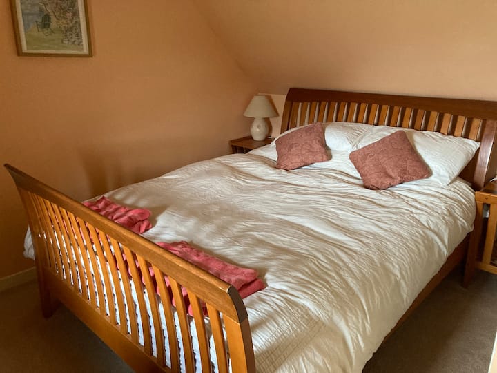 The Master ( West) bedroom with Kingsize bed. Aug ‘24