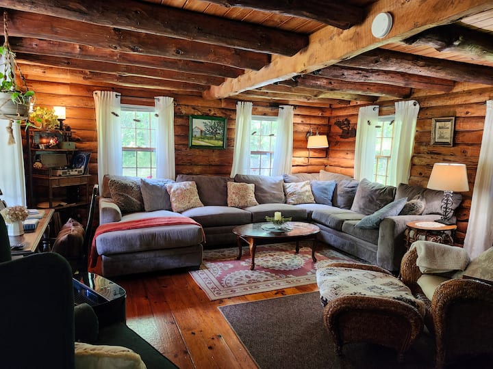 Seksioni i dhomës së ndenjjes është një vend i rehatshëm për t 'u çlodhur, për të shijuar bisedën e rehatshme ose thjesht për të shijuar pamjen dhe ngrohtësinë e oxhakut.