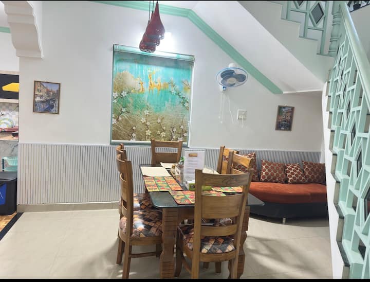 Dining area image 1