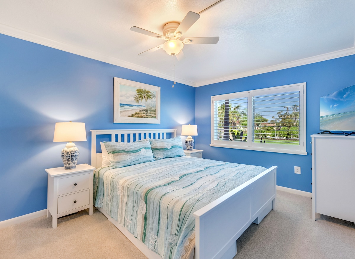 Spálňa 1 s manželskou posteľou veľkosti King a vlastnou kúpeľňou s toaletou.