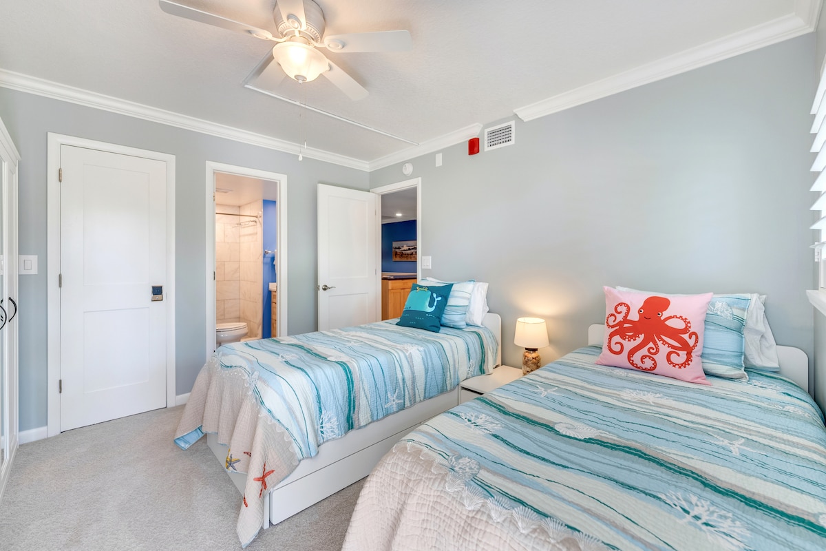 Spálňa č.2 s dvoma samostatnými posteľami, z ktorých jedna má aj rozkladaciu posteľ. 