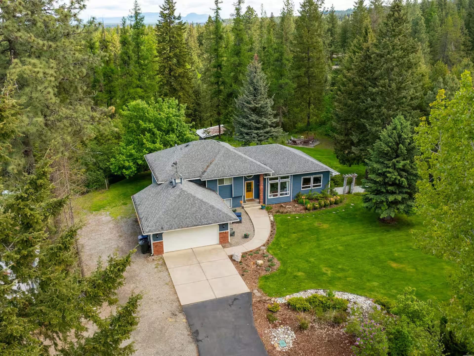 Large Retreat w/ Apt, Hot Tub, Game & Arcade Room