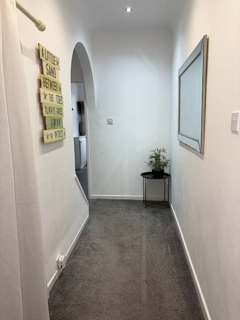 Top performing Airbnb: Modern 2 bed property with free parking and sky tv in Staining