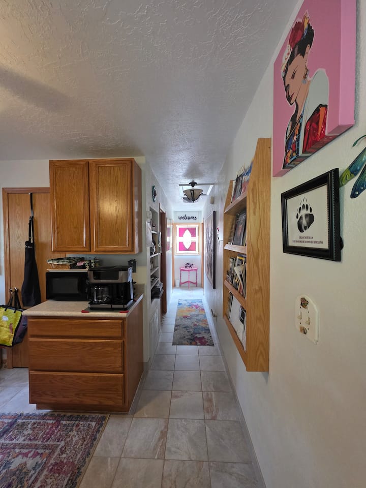 Ravensnest, Grizzly Rose Guest Cottage - Cottages for Rent in