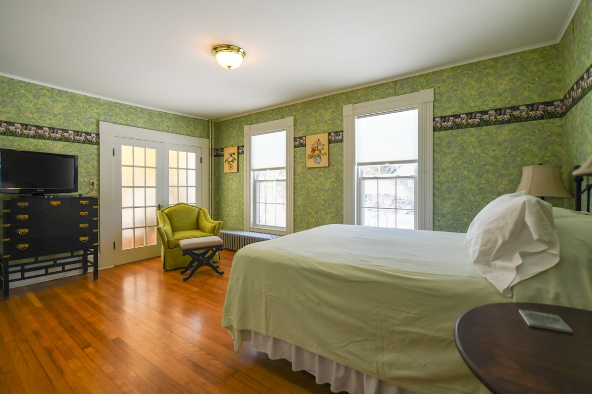 Основна спалня с климатик, телевизор, прилежаща 1/2 баня и скрининг на верандата