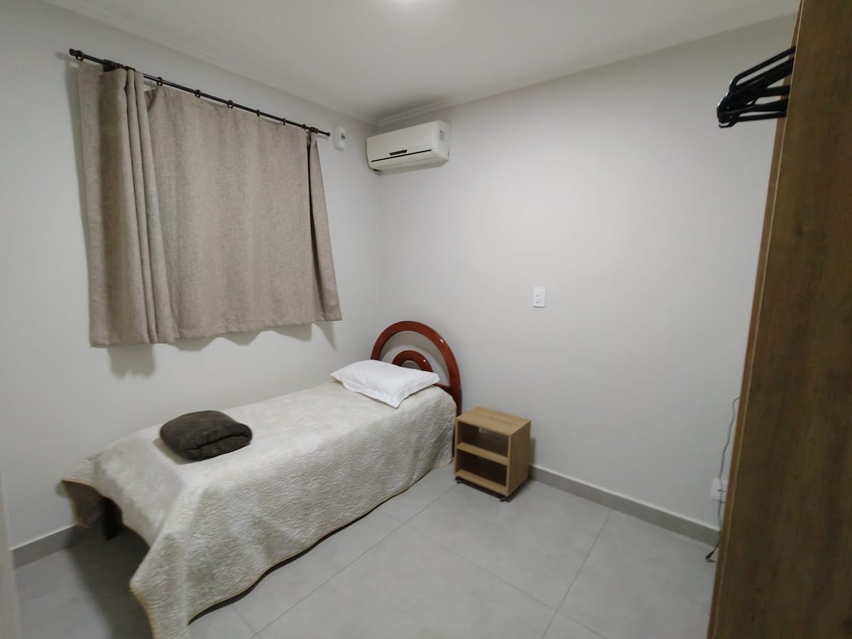 Izba 05, spodná časť domu. Vedľa práčovne a vchodu do domu. 