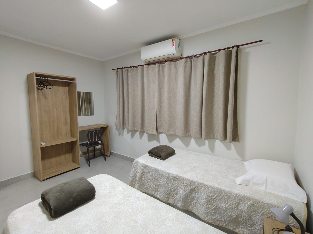 Izba 04, dolná časť domu v blízkosti predných dverí.