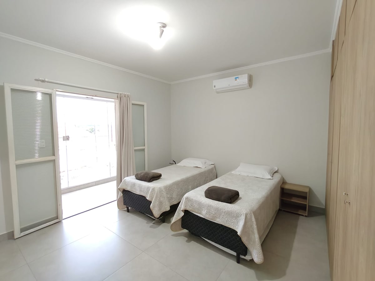 Izba 2 s balkónom a v hornej časti. 