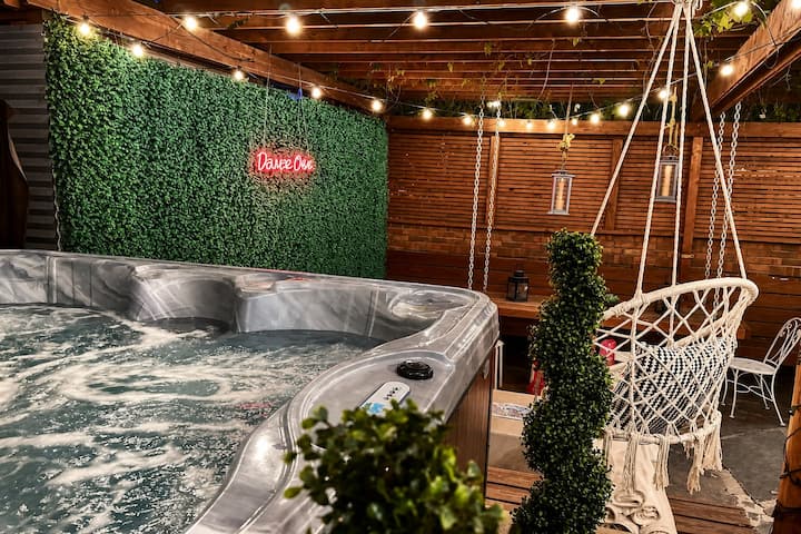 Unique , Contemporary With Hot Tub!!! - Denver, CO