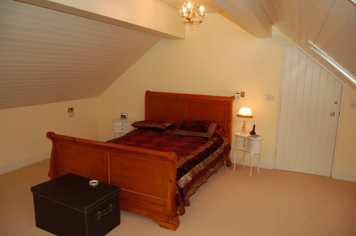 Glavna spavaća soba, veliki bračni krevet, 2 noćna ormarića, radio sa satom, utičnice za punjenje putem USB-a. Prozor za evakuaciju u slučaju požara.  Nadzorne kamere za zvono na ulaznim vratima.