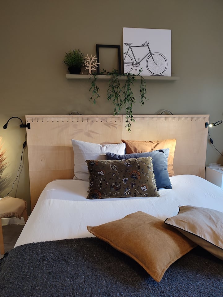 Bedroom space with 160X200 bed, dressing room with wardrobe, shelves and shoe cabinet