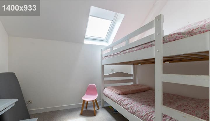 dormitorio 2: literas, velux con persiana opaca, pequeño escritorio y silla para niños