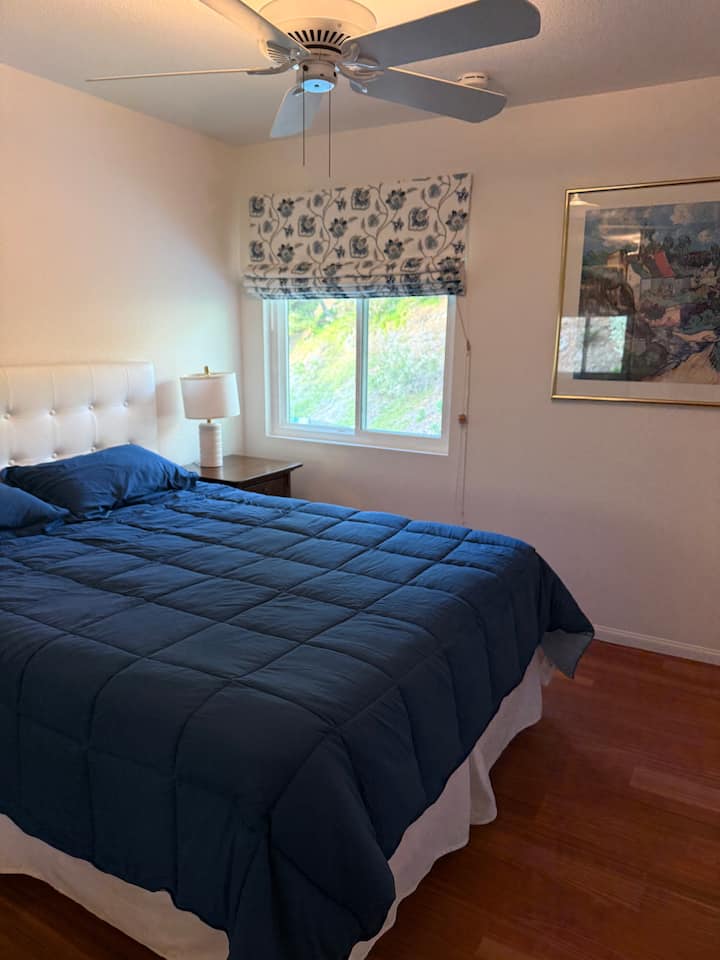 标准双人床，配有全新舒适的Serta床垫。