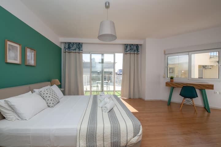 Large Brand New Apartment Central Location - Rhodes