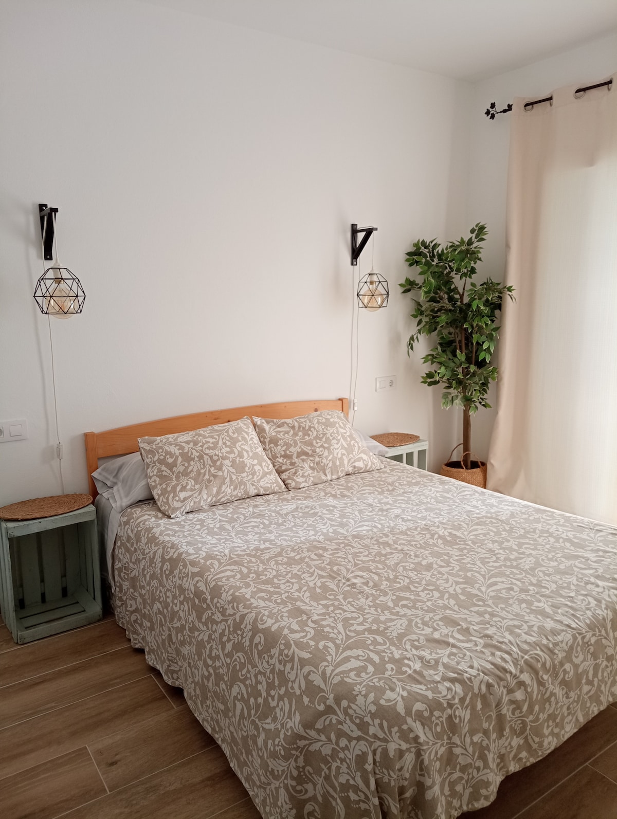 Spavaća soba u prizemlju s bračnim krevetom širine 135 cm. Ima pristup kupaonici s WC-om. Ova soba je ona koja gleda na stražnju stranu bazena, ako želite ući u kuću. 