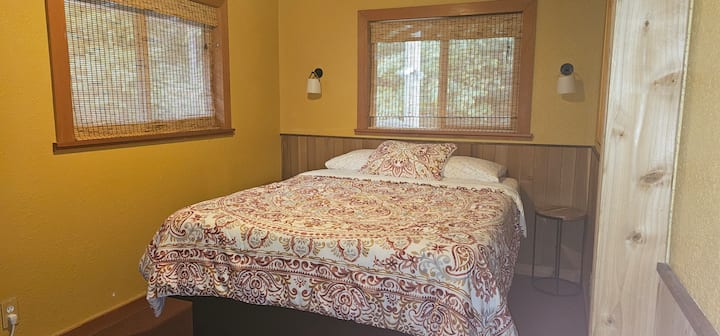 upstsirs bedroom / Queen