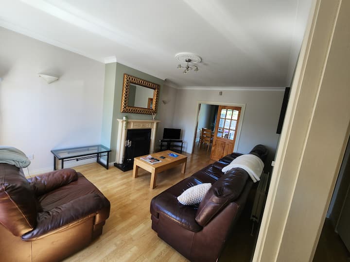 Alex's Comfortable 4 Bedroom Home - Galway