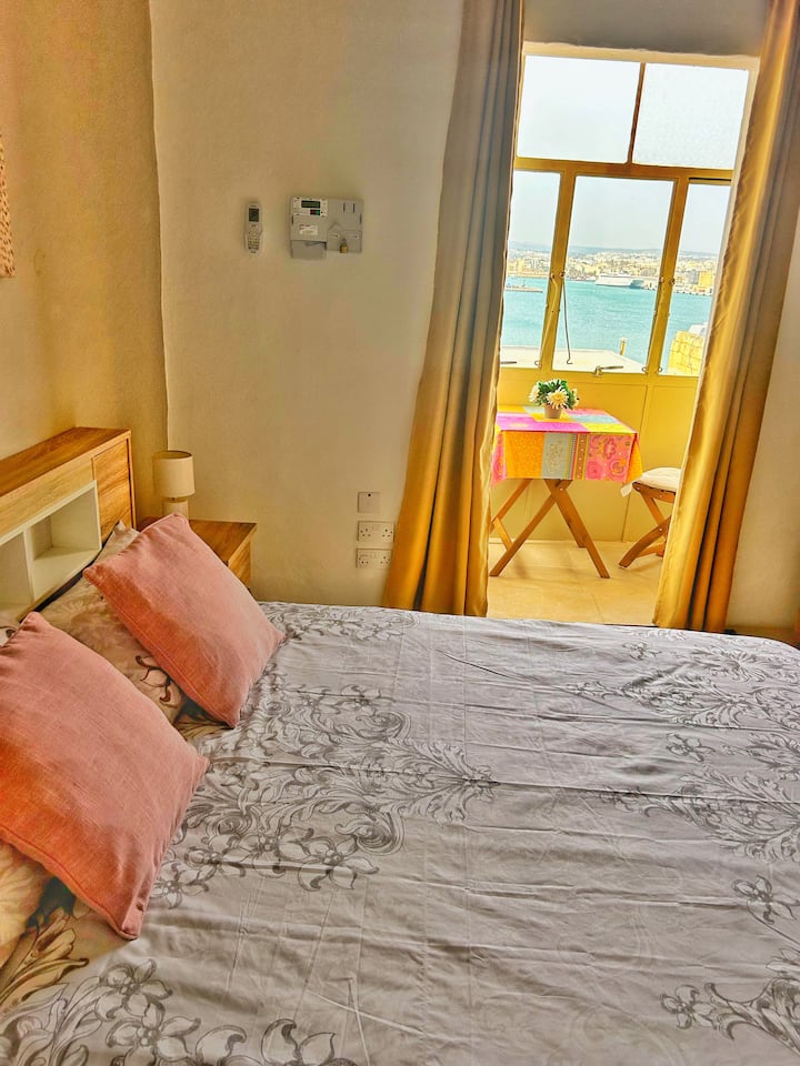 带阳台和海景的闲置卧室。 冬季可以使用空调或暖气。