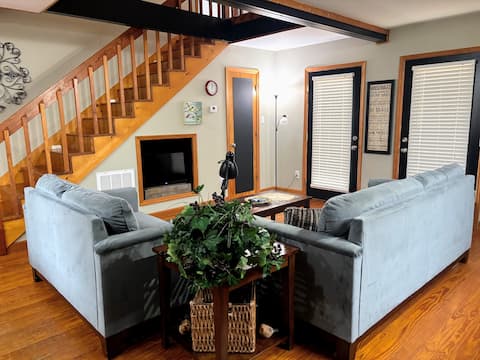 Top Airbnb: Carli's Unique Loft Home No Cleaning Fee! in Fayetteville