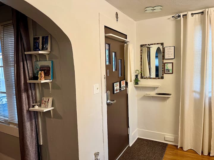 Historic Cottage For Couples And Solo Travelers - Colorado Springs, CO