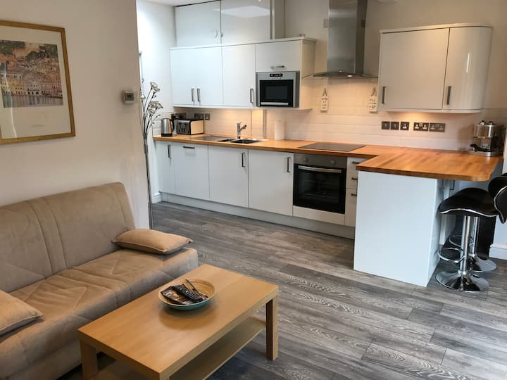 Skylight Cottage - Entire Place - Harrow