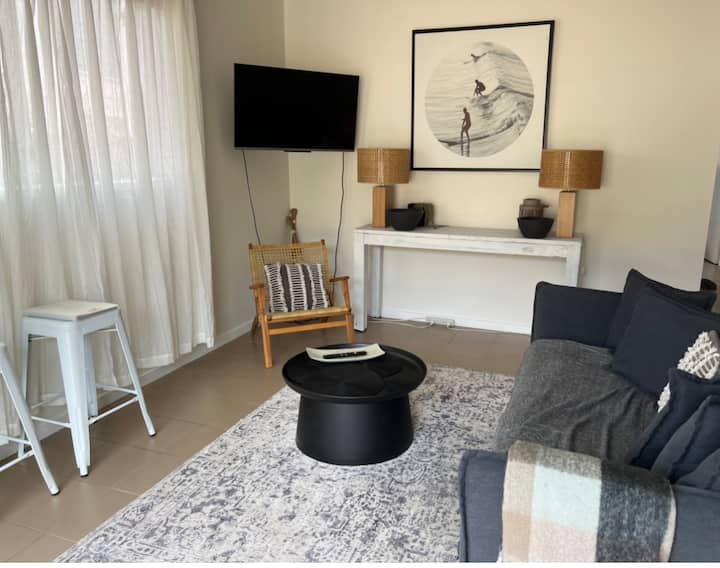 Pamje nga dritarja e zonës së ndenjjes drejt kopshtit anësor  