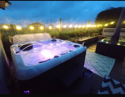Spacious, Sleeps 9, Hot Tub, 4-Bed,Tenby / S-foot